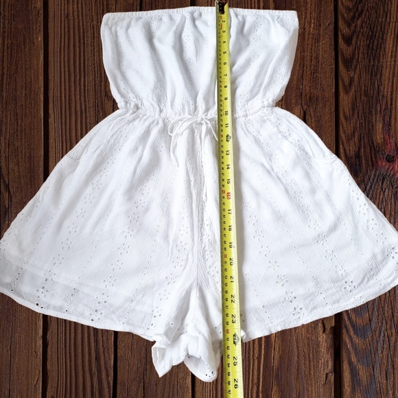 🌟3/$40 Sale!Mix & Match🌟Hollister White Eyelet Strapless Romper - Picture 5 of 12